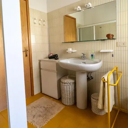 Guesthost - Visogliano Roomy W Terrace Near The Station Διαμέρισμα