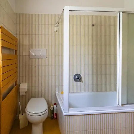 Guesthost - Visogliano Roomy W Terrace Near The Station Διαμέρισμα