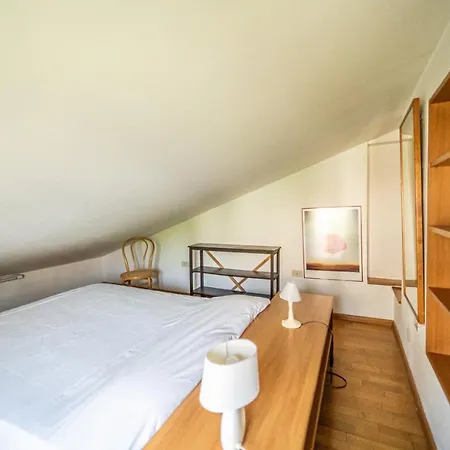 Guesthost - Visogliano Roomy W Terrace Near The Station Διαμέρισμα