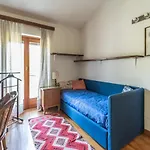 Guesthost - Visogliano Roomy W Terrace Near The Station شقة سيستيانا