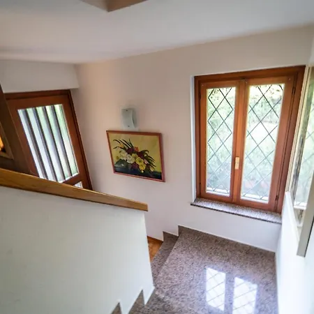 Guesthost - Visogliano Roomy W Terrace Near The Station شقة
