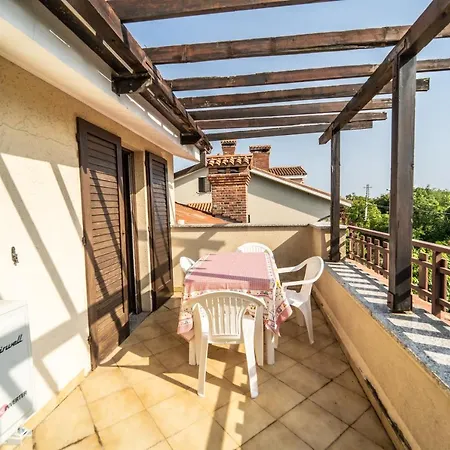 Guesthost - Visogliano Roomy W Terrace Near The Station شقة سيستيانا